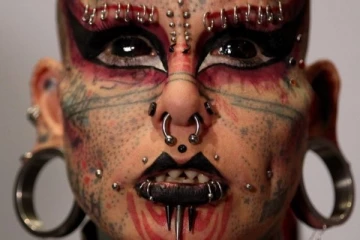 உடம்பில் 99 சதவீத பாகங்களில் டாட்டூ குத்திக்கொண்டு பெண்!