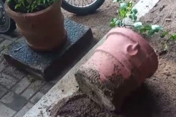 சுவரில் சிறுநீர் கழிக்க தடுத்ததால் தாக்கப்பட்ட அதிபரும் ஊழியர்களும்!