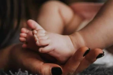 பச்சிளம் குழந்தைக்கு தாய் அரங்கேற்றிய கொடூரம் ; பகீர் கிளப்பிய பிரேத பரிசோதனை அறிக்கை