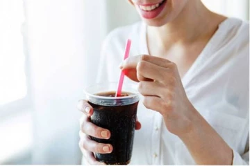 பெண்கள் அதிகமாக குளிர்பானங்களை பருகுவதால் ஏற்படும் பாதிப்புகள் என்ன?