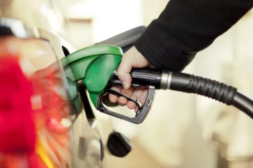 Full Tank පෙට්රල් ගැසීම අවාසි බව ඔබ දැන සිටියාද..? තෙල් ගැසිය යුතු වෙලාවක් තිබෙන බව දැන සිටියාද..? එසේනම් මෙය ඔබ කියවිය යුතුම ලිපියක්..!
