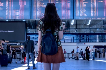 இந்திய விமான நிலையத்தில் இலங்கை யுவதியை விடுதிக்கு அழைத்த அதிகாரி; அதிர்ச்சியில் உறைந்த பெண்