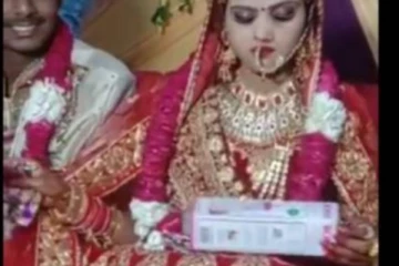 என்ன கிஃப்டா  இருக்கும்?? ஆசையாக கிஃப்டை பிரித்த மணமகள் வைரலாகும் வீடியோ