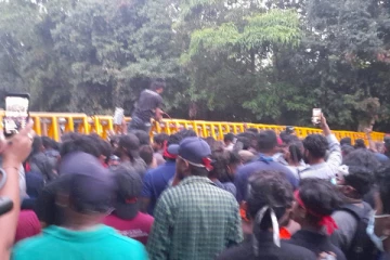 நாடாளுமன்ற வளாகத்தில் பதற்ற நிலை! பொலிஸார் குவிப்பு