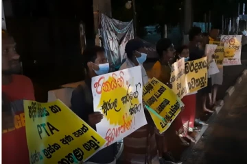 ரணிலின் ஆட்சிக்கு எதிராக நீர்கொழும்பில் ஆர்ப்பாட்டம் (படங்கள்)