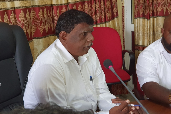 மண்முனை தென் எருவில் பிரதேச சபையின் அமர்வில் அமளிதுமளி  (VIDEO) | Debt Pradeshiya Sabha Session Held In The Middle