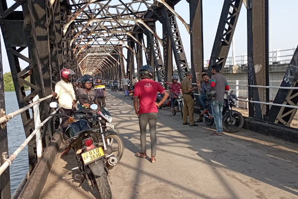 பாலத்திற்கு அடியில் மீட்கப்பட்ட 22 வயது யுவதியின் சடலம் - மட்டக்களப்பில் சம்பவம் (படங்கள்) | Murder Police Investigating Srilanka