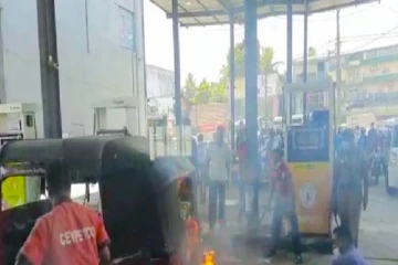 எரிபொருள் நிரப்பும் நிலையத்தின் திடீரென தீப்பிடித்து எரிந்த முச்சக்கர வண்டி