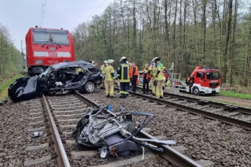 ஜேர்மனியில் ரயில் ஒன்றுடன் மோதிய கார்; மூவருக்கு நேர்ந்த சோகம்!