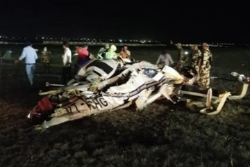 ஹெலிகாப்டர் விழுந்து நொருங்கி விபத்து - இரண்டு விமானிகள் உயிரிழப்பு..!