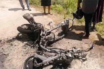 திடீரென பற்றியெரிந்த மோட்டார் சைக்கிள்-தாயும் மகனும் அருந்தப்பு