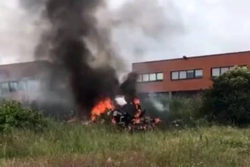 பிரான்சில் உணவகத்திற்கு அருகே விழுந்து வெடித்து சிதறிய விமானம்