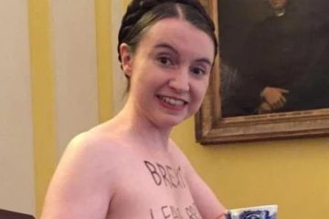 பிரித்தானியாவில் நிர்வாணமாக போராடும் பேராசிரியர்: பின்னணியில் உள்ள காரணம்?