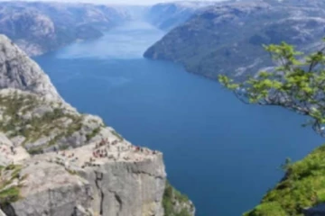 கனடாவில் பாறையின் விளிம்பில் இருந்து புகைப்படம் எடுத்த நபருக்கு நேர்ந்த துயரம்!