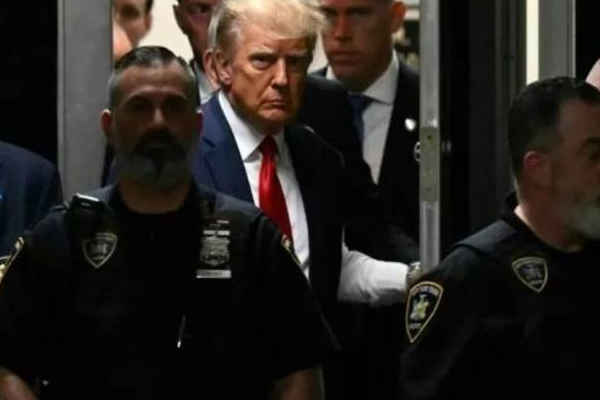 அமெரிக்காவின் முன்னாள் ஜனாதிபதி டொனால்ட் டிரம்ப் அதிரடி கைது! | Former America President Donald Trump Arrested