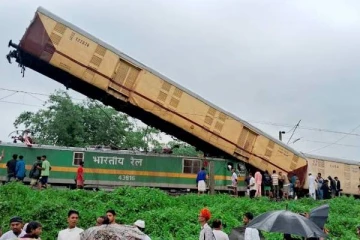 சிக்னலில் நிற்காமல் போன சரக்கு ரயில்? மேற்குவங்க ரயில் விபத்துக்கு காரணம் இது தான்