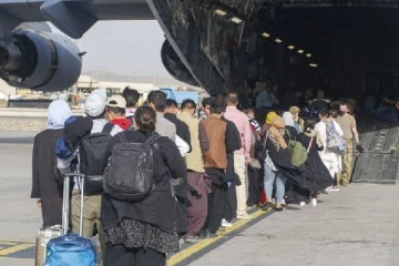 காபூலில் இருந்து வெளியேற சொந்த நாட்டு மக்களிடம் கட்டணம் வசூலிக்கும் அமெரிக்கா