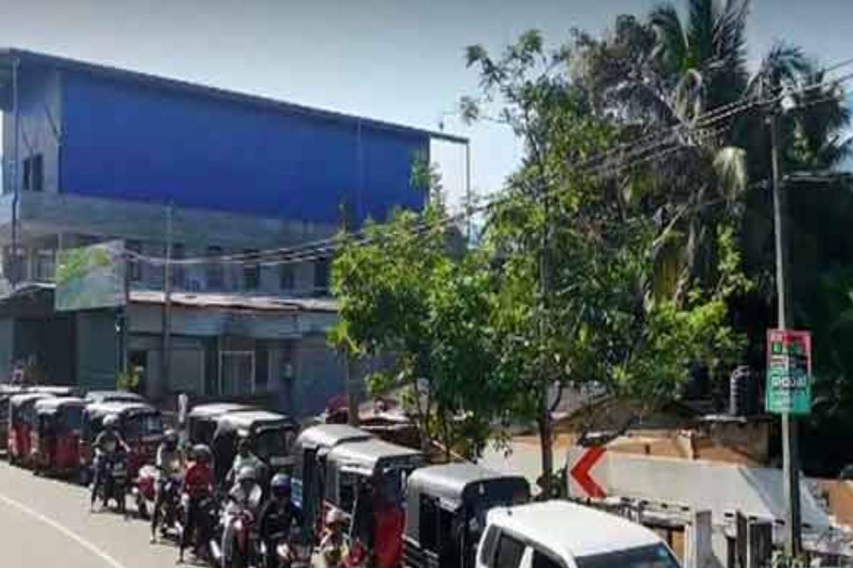 எரிபொருள் பதுக்கிவைப்பவர்கள் தொடர்பில் தகவல் வழங்கினால் பெருந்தொகை பரிசு!பொலிஸார் கடும் எச்சரிக்கை | Srilanka Fuel Issue Police Warrning