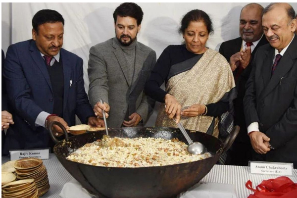 பட்ஜெட் 2023: அல்வா கொடுத்தார் நிதியமைச்சர் - என்ன தொடர்பு! | 2023 Budget Session Halwa Ceremony