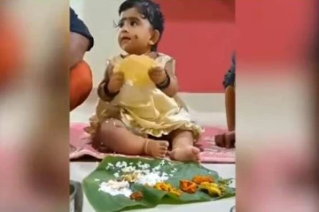 வாழை இலையில் தடபுடலாக சாப்பிடும் குட்டி குழந்தை! அதிர்ந்து போன இணையவாசிகள்