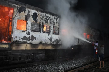 நள்ளிரவில் திடீரென பற்றி எறிந்த ரயில் பெட்டி - கேரளாவில் பரபரப்பு!