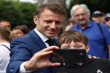 பிரான்ஸில் சிறுவர்கள் சமூக வலைத்தளம் பயன்படுத்த தடை