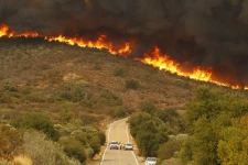 மீண்டும் கலிபோர்னியா வனப்பகுதிகளில் காட்டுத் தீ! வலுக்கட்டாயமாக மக்கள் வெளியேற்றம்