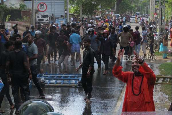 வேலன் சுவாமிகளின் கைதைக் கண்டித்து பல்கலை மாணவர்கள் கவனயீர்ப்பு! | Velan Swamy Arrested Jaffna University Condemn Sl
