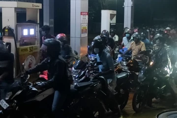 புதுக்குடியிருப்பில் நிபந்தனைகளுடன் பெற்றோல், டீசல் விநியோகம் (Photos)