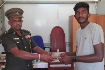 வீதியில் கிடந்த பணப்பையை உரியவரிடம் ஒப்படைத்த இராணுவத்தினர் (Photos)