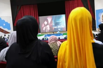 மூடப்பட்ட திரையரங்குகள்.. 30 வருடங்களுக்கு பின் திறப்பு! ஆனந்த கண்ணீரில் மக்கள்