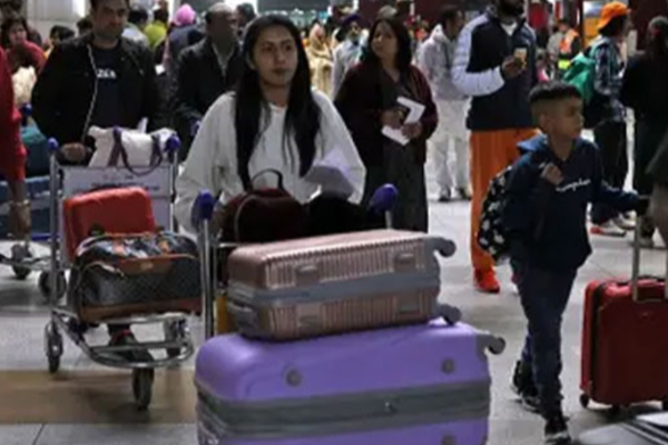 பரபரப்பான விமான நிலையம்: திடீரென தாமதமான நூற்றுக்கணக்கான விமானங்கள் | Flight Delays At New Delhi Airport பரபரப்பான விமான நிலையம்: திடீரென தாமதமான நூற்றுக்கணக்கான விமானங்கள் | Flight Delays At New Delhi Airport