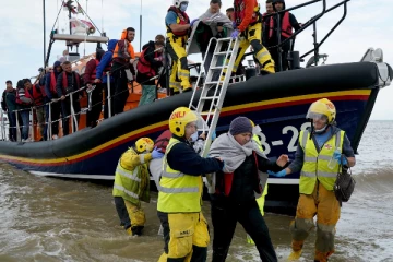 இங்கிலாந்திற்கு படையெடுத்த 45 ஆயிரத்துக்கும் மேற்பட்ட சட்டவிரோத குடியேறிகள்