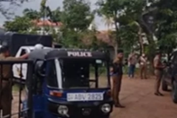 හදිසියේම පෙරටුගාමී සමාජවාදී පක්ෂ කාර්යාලයට පොලිසිය ඇතුල් වෙයි..