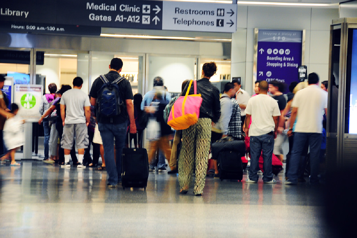 விமான நிலையத்திலிருந்து தப்பியோடிய பயணி ; பயணபொதிகளில் காத்திருந்த அதிர்ச்சி | Passenger Escapes From Airport Custody விமான நிலையத்திலிருந்து தப்பியோடிய பயணி ; பயணபொதிகளில் காத்திருந்த அதிர்ச்சி | Passenger Escapes From Airport Custody