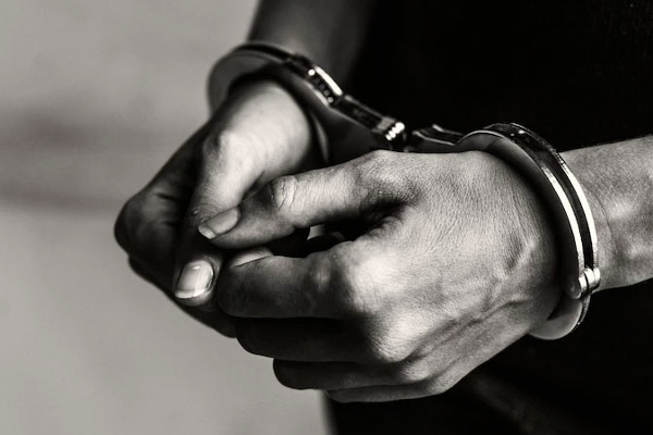 யாழில் பிரபல பாடசாலை அருகில் பாக்குவிற்றவர் கைது! | Jaffna Arrest Man Drug