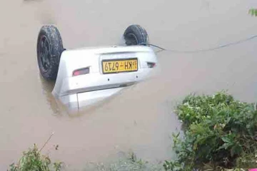 இலங்கையில் நிகழ்ந்த சோகம் ; ஆற்றுக்குள் கவிழ்ந்த கார், இருவர் பரிதாப மரணம்