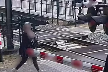 மின்னல் வேகத்தில் ரயில் வரும் போது தண்டவாளத்தைக் கடந்த பெண்: மயிரிழையில் உயிர் தப்பிய திகில் வீடியோ