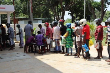 முல்லைத்தீவில் பல இடங்களில் எரிபொருள் இல்லை! சில பகுதிகளில் நீண்ட வரிசையில் மக்கள் (Photos)