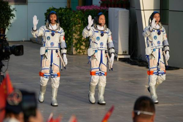 முதன் முதலாக ஒரு சாதாரண குடிமகனை விண்வெளிக்கு அனுப்பிய நாடு! | China First To Send An Ordinary Citizen Into Space