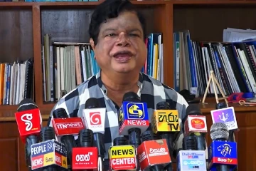 මහින්ද රාජපක්ෂ පාසලේ දරුවෝ හොඳට විභාගේ පාස් වෙනවා - ඒත් ගුරුවරු නෑ පාසලේ නමනම් ප්‍රශ්ණේ නම අයින් කරගන්න - හිටපු ඇමතිගෙන් සැර ප්‍රකාශයක්