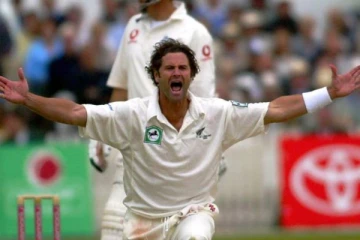 உலகின் தலை சிறந்த கிரிக்கெட் ஆல்ரவுண்டர்களில் ஒருவரான கிறிஸ் கெய்ர்ன்ஸின் கால்கள் செயலிழப்பு! சோகத்தில் ரசிகர்கள்