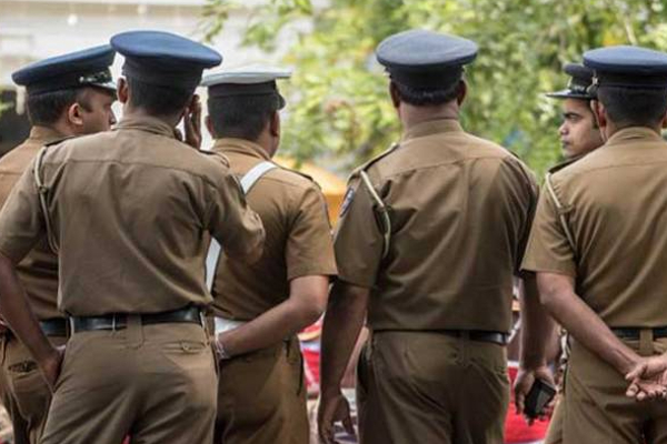 தமிழர் பகுதியில் பட்டப்பகலில் வீடு புகுந்து தங்க நகைகள் கொள்ளை | Golds Stolen At Knifepoint In Broad Tamil Area