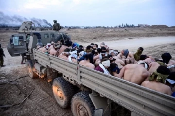 நிர்வாணமாக கொண்டு செல்லப்பட்ட பாலஸ்தீன மக்கள் : இஸ்ரேல் பிரதமரின் ஆலோசகர் வெளியிட்ட பகீர் தகவல் (காணொளி)