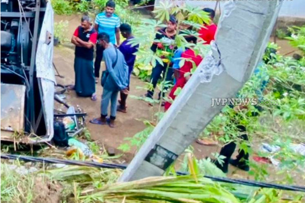 கோர விபத்தில் சிக்கிய பேருந்து ; 42 பயணிகள் படு காயம் | Bus Involved In Horrific Accident
