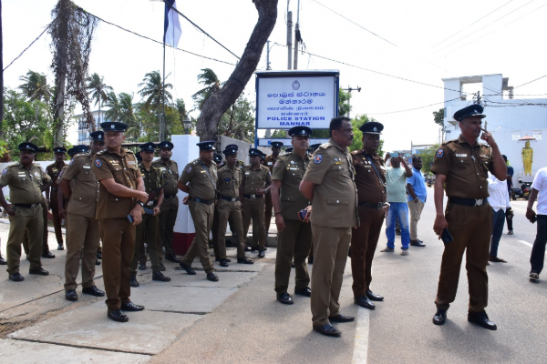 மன்னாரில் வெடித்த பாரிய போராட்டம்! குவிக்கப்பட்ட காவல்துறையினர் | Lockdown Protest Mannar