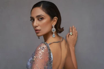 புதிய ஹேர் ஸ்டைல், கிளாமர் லுக்... நடிகை சோபிதா துலிபாலாவின் லேட்டஸ்ட் போட்டோஷூட்...