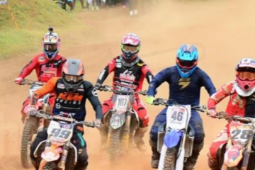 නීති විරෝධී ලෙස යතුරුපැදි තරගයකට සූදානම් වූ තරුණයින් පිරිසක්