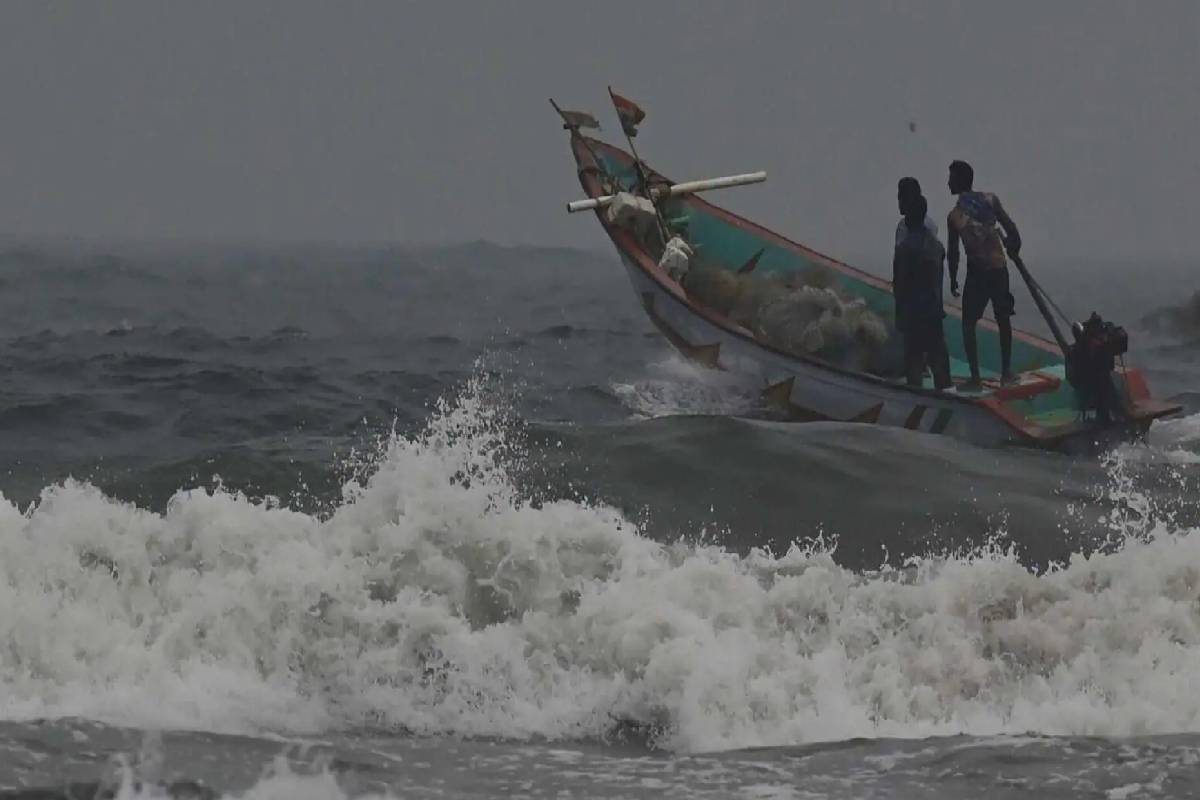 தென்-கிழக்கு கடற்பரப்பில் மீன்பிடி நடவடிக்கைகள் நிறுத்தம் ; மீனவர்களுக்கு அவசர எச்சரிக்கை | Fishing Activities Emergency Warning Fishermen
