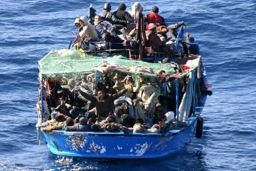 கனடாவிற்கு சட்டவிரோத பயணம்; 300 இற்கும் அதிகமான இலங்கையர்களுடன் நடுக்கடலில் தத்தளிக்கும் கப்பல்!